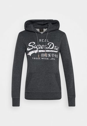 Donkergrijze hoodie met voorzak, trekkoorden en witte tekst "Real SuperDry" met Japanse tekens op de borst.