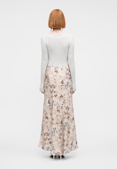 Μακρύ φλοράλ φόρεμα με μονόχρωμη ανοιχτό γκρι κορυφή, που διαθέτει μια αέρινη φούστα με σχέδια σε αποχρώσεις κρέμας, καφέ και πράσινου. Λεία υφή υφάσματος.
