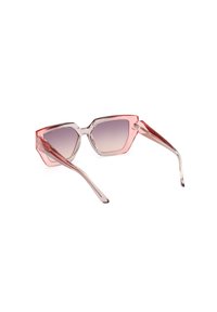 Ochelari de soare hexagonali cu o ramă roz transparentă, lentile cu gradient de la gri deschis la gri închis și brațe subțiri, clare.
