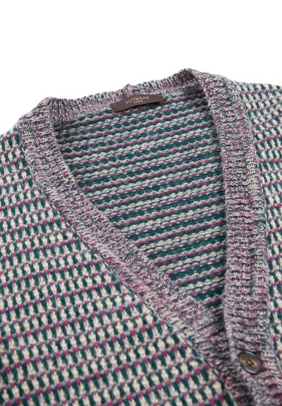 Kardigan z dekoltem w kształcie V, dzianina o fakturze w zielone, białe i różowe wzory. Rybakowane mankiety i dół. Brązowy guzik na przodzie jako akcent.