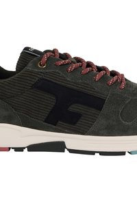 Sneakers in suede verde scuro con design in velluto a coste. Presentano lacci bordeaux, un'accento del logo nero e una suola spessa crema con dettagli colorati.