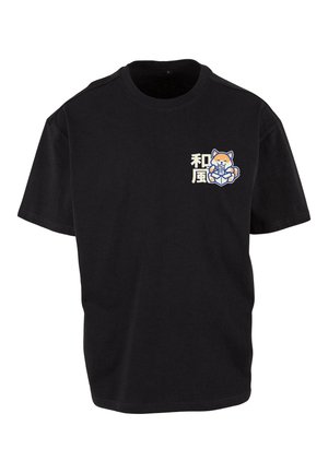 Sort bomulds t-shirt med et centralt grafisk motiv af en ræv, der holder en drink, med japanske tegn i lys farve på venstre brystområde.