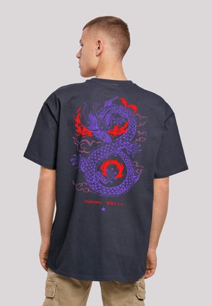 Dunkelblaues Baumwoll-T-Shirt mit kurzen Ärmeln, auf dessen Rückseite sich ein großes lila-rotes Drachenmotiv befindet, sowie Text und Wolkenmuster darunter.