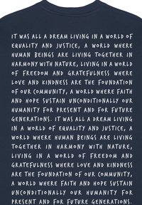 Zilgāna džemperis ar baltu roku rakstītu tekstu, kas pauž vienlīdzības, taisnīguma un kopienas tēmas. Arapa kakls un faktūrēta auduma.