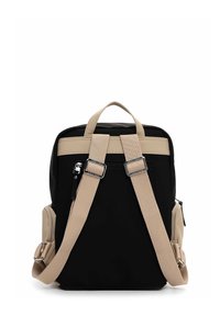 Černý a béžový batoh s nastavitelnými popruhy, horní rukojetí, bočními kapsami a stříbrnými kovovými detaily zdůrazňujícími elegantní design.