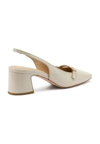 Sandal in pelle beige con punta a punta, tacco blocco di media altezza e dettaglio a fiocco decorativo sulla parte anteriore.