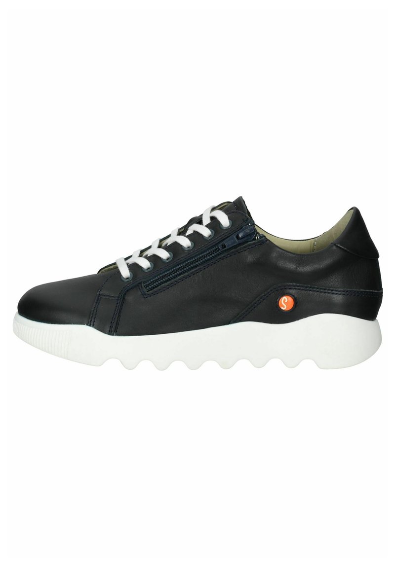Zapatilla de cuero negro con suela de goma blanca, acentos texturizados, cordones en la parte frontal, cremallera lateral y un pequeño logo circular rojo en el costado.