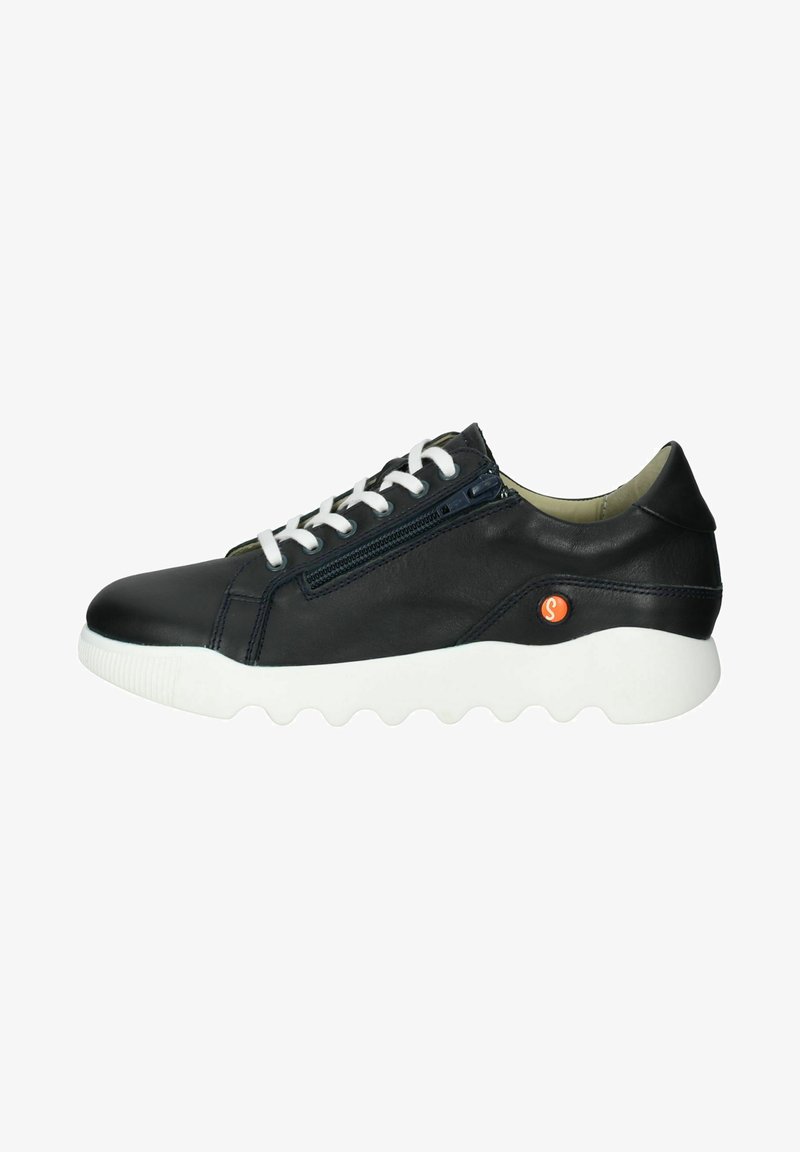 Zapatilla de cuero negro con suela de goma blanca, acentos texturizados, cordones en la parte frontal, cremallera lateral y un pequeño logo circular rojo en el costado.