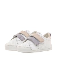 Weiße Kleinkindschuhe mit durchbrochenen Details und dualen Klettverschlüssen in Pastellrosa und Grau, weicher Innenausstattung und Gummisohlen.