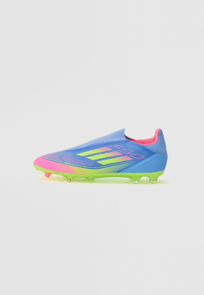 Scarpone da calcio con tomaia in rete blu, accenti vibranti in rosa e verde, forma aerodinamica e tacchetti sagomati per trazione.