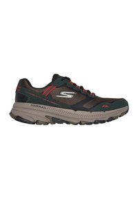 Scarpa da trail running verde e marrone con tomaia in mesh, accenti rossi e una suola spessa e testurizzata per grip e durata.