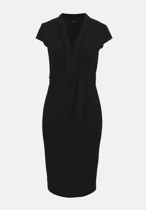 Robe noire longueur genou avec manches courtes, col en V, taille cintrée avec ceinture assortie, silhouette ajustée et style minimaliste.