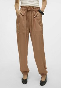 Vero Moda VMMARYS DANA BATTLE - Pantalon classique - café au lait