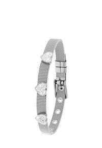 Zilveren mesh armband met drie hartvormige accenten, versierd met heldere stenen en een veilige sluiting met verstelbare gaatjes.