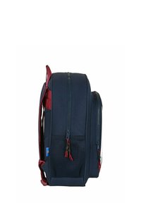 Granatowy plecak z czerwonymi akcentami, dwa zamykane na zamek przegrody, siateczkowa boczna kieszeń, grube wyściełane paski oraz trwała tekstura materiału.