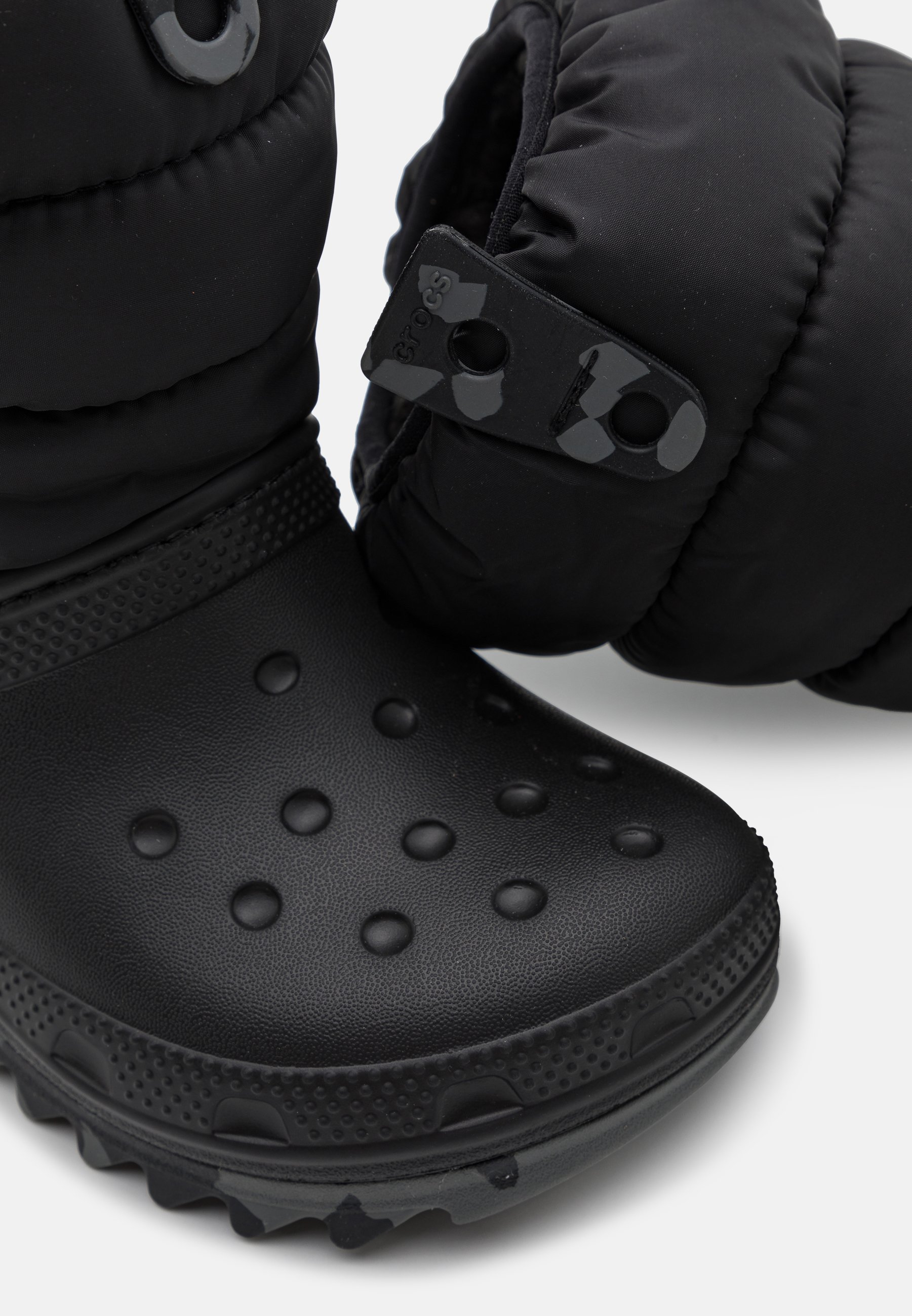 Crocs CLASSIC NEO PUFF UNISEX - Botas para la nieve - black/negro -  Zalando.es
