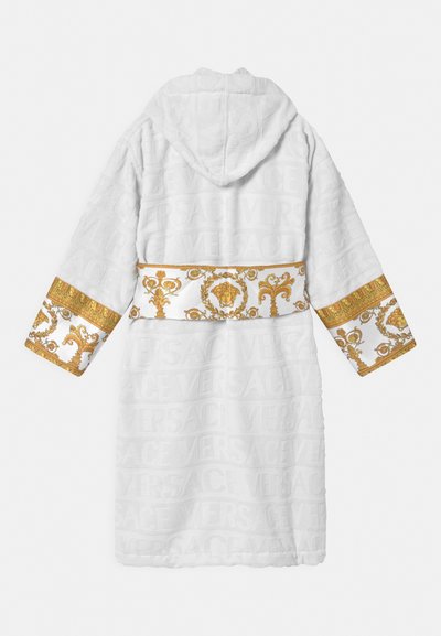 Vit frottébadrock med huva, guldmönstrade detaljer på ärmarna och midjan samt en präglad Versace-logotyp över hela. 