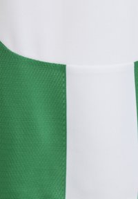 Tessuto verde e bianco con un motivo tessuto e testurizzato. Presenta pannelli alternati di colori solidi verde e bianco in un design a strisce.
