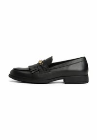 Mocassino in pelle nera con dettagli in frangia e decorazione a catena dorata, tacco basso e punta arrotondata, mostrato di lato su sfondo bianco.