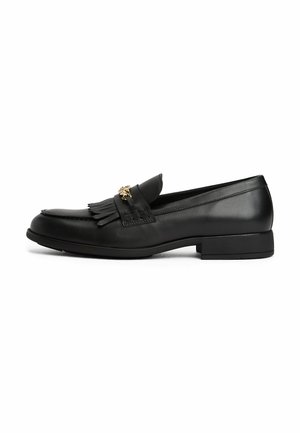 Mocassino in pelle nera con dettagli in frangia e decorazione a catena dorata, tacco basso e punta arrotondata, mostrato di lato su sfondo bianco.