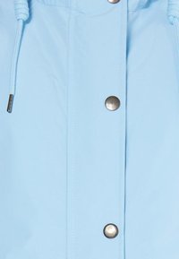 Lichtblauwe jas van glad materiaal, voorzien van zilveren drukknoopjes en een verstelbaar trekkoord bij de capuchon. Eenvoudig ontwerp zonder patronen.