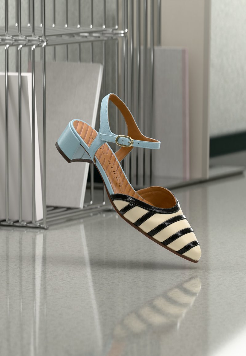 Γόβα με μαύρες και εκρού ρίγες, μυτερή, με γαλάζιο λουράκι στον αστράγαλο, χαμηλό χοντρό τακούνι και λεία υφή.