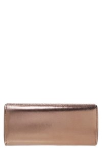 Metaliczny portfel w kolorze różowego złota o eleganckim, prostokątnym kształcie, gładkiej fakturze i subtelnym przeszyciu wzdłuż krawędzi.
