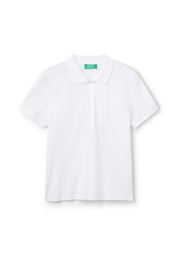 Weißes Poloshirt aus Baumwolle, mit Kragen, kurzen Ärmeln und einer Fünfknopf-Leiste. Keine sichtbaren Muster oder Akzente.