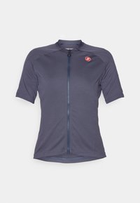 Maillot de cyclisme à manches courtes en tissu bleu marine foncé. Il dispose d'une fermeture éclair à l'avant et d'un petit logo rouge sur l'épaule gauche. Texture lisse.