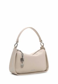 Beige handtas van getextureerd leer met een enkele handgreep, een zilveren ritssluiting en twee zilveren merksieraden hangend aan één kant.