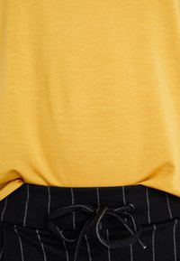 Vero Moda VMAVA PLAIN - T-shirts - golden spice