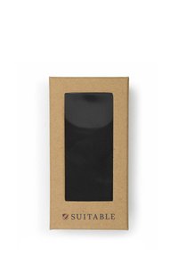 Zwart rechthoekig product verpakt in een bruine kartonnen doos met een doorzichtig plastic venster en het woord "SUITABLE" gedrukt op de voorkant.