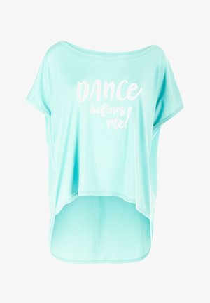 Svetlomodré oversize tričko vyrobené z mäkkej látky, s bielym textom, ktorý znie "TANEC ma definuje!" na prednej strane. Okrúhly výstrih, voľný strih.