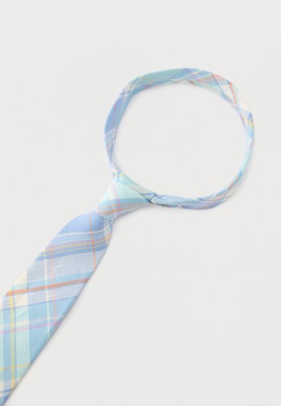 Gaiši zilas krāsas pleda kaklasaite ar pasteļdzeltenām, rozā un baltām svītrām, viegli sasieta vaļīgā mezglā uz baltas virsmas.