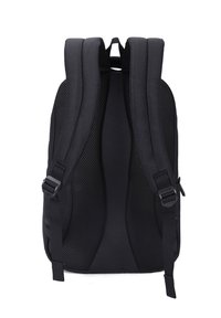 Sac à dos noir avec des bretelles et un dos rembourrés en mesh, doté de boucles réglables et d'un design rectangulaire élégant.