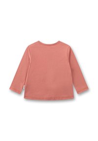 Langärmliges T-Shirt für Kleinkinder in staubigem Rosa, von hinten gezeigt mit einfacher Naht und einem kleinen weißen Etikett auf der linken Seitennaht.