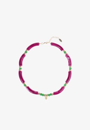 Lila Harz-Halskette mit gebogenen Perlen, durchsetzt mit grünen Steinelementen und Details aus goldfarbenem Metall. Verstellbarer Verschluss hinten.