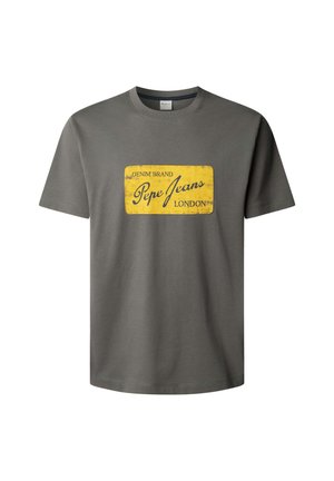Camiseta gris de manga corta con un logo rectangular amarillo que dice "Denim Brand Pepe Jeans London" en el centro delantero.