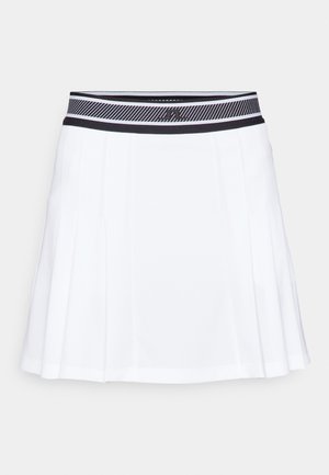 Weißer Faltenrock mit einem schwarz-grauen gestreiften Bund, aus leichtem Stoff mit glatter Textur hergestellt.