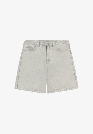 Svetlo sive denim kratke hlače s ravnim krojem, oblikovane s pet žepi in z zapiranjem na kovinski gumb. Imajo subtilno teksturirano tkanino.