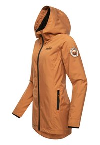 Giacca arancione impermeabile con zip nera, cappuccio e dettagli neri. Presenta una patch con logo sulla manica sinistra e tasche laterali.
