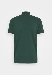 Donkergroen poloshirt, korte mouwen, klassieke kraag, gladde katoenen stof, label aan de achterkant van de hals, effen ontwerp zonder patronen of accenten.