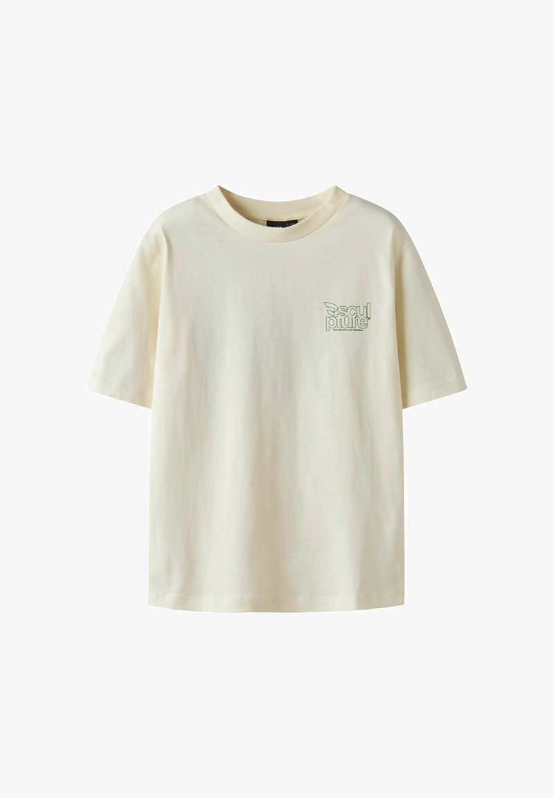 Gai bēšs kokvilnas t-krekls ar apaļu izgriezumu un īsām piedurknēm. Priekšpuses kreisajā pusē ir zaļš teksta logo. Gluda tekstūra, brīvs piegriezums.