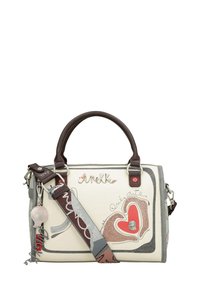 Borsa fatta di materiali sintetici crema con design a cuore rosso, manici marroni, accenti grigi e una tracolla staccabile con motivo.