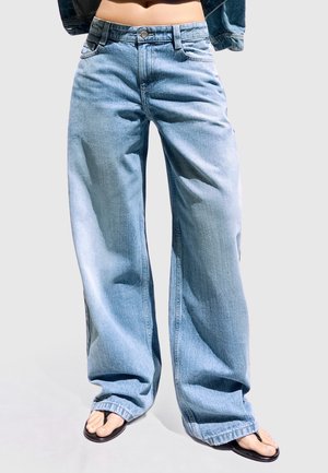 Bershka, LOW-RISE BARREL - JEANS - Wide leg - light blue