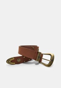 Bruine suède riem met een decoratieve bronzen gesp met gegraveerde accenten en metalen studs langs de band; taps toelopende uiteinden voegen detail toe.