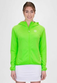 Felpa zip-up verde brillante con cappuccio, realizzata in un materiale leggero. Presenta un logo bianco, design aderente e maniche lunghe.