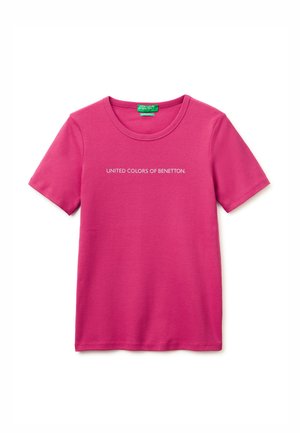 Różowa koszulka z krótkim rękawem i okrągłym dekoltem, z białym nadrukiem "UNITED COLORS OF BENETTON" na środku przodu.