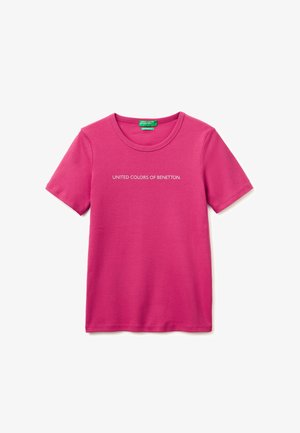 T-shirt rose à manches courtes avec col rond, portant le texte « UNITED COLORS OF BENETTON » imprimé en blanc au centre devant.