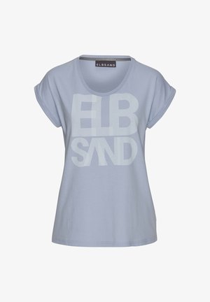 Svetlomodré tričko, krátke rukávy, okrúhly výstrih, s veľkým bielym nápisom "ELBSAND". Mäkká tkanina, uvoľnený strih, jednoduchý dizajn.